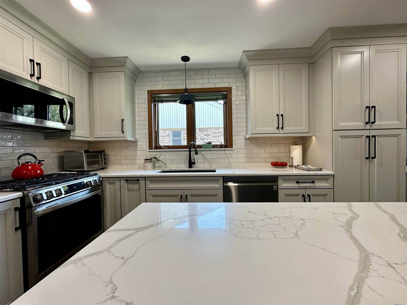 Finished HomeWorks kitchen with a quartz island